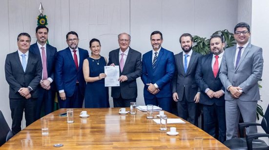 Imagem de Raquel Lyra e Alckimin em pé segurando documento