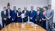 Imagem de Raquel Lyra e Alckimin em pé segurando documento