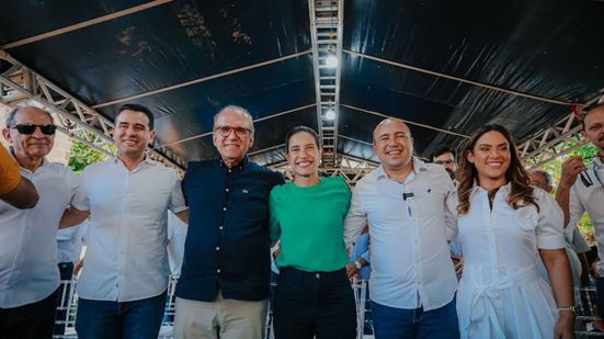 Abraçados estão Raquel Lyra, Jogli Uchoa, Fernando Dueire, dois homens e uma mulher, todos sorriem