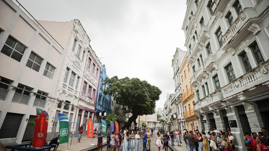 Imagem da Rua do Bom Jesus, com prédios de cada lado