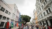 Imagem da Rua do Bom Jesus, com prédios de cada lado