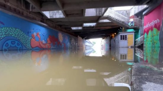 Túnel da Abolição visto de cima, por drone, com carros em volta