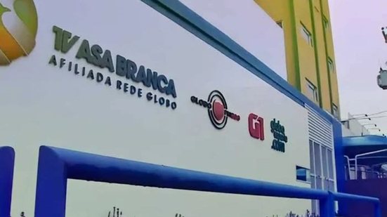 Fachada da TV Asa Branca, escrito na parede TV Asa Branca, afiliada rede globo, g1 e globo.com