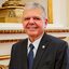 Ricardo Paes Barreto, de terno sorri