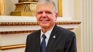 Ricardo Paes Barreto, de terno sorri