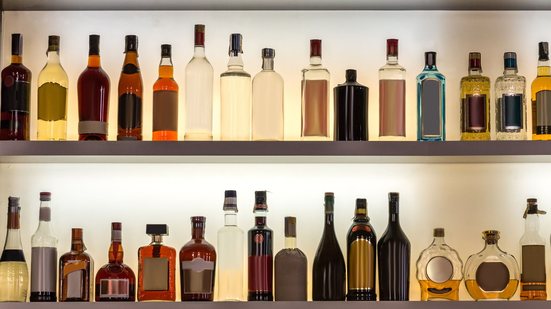 Duas prateleiras com diversas garrafas de bebidas