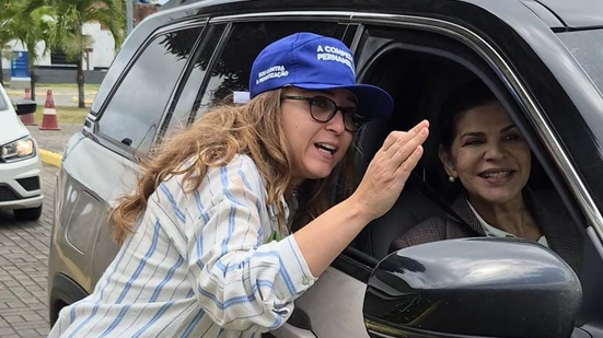 vereadora Kari Santos fala com a deputada da base governista