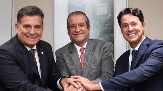 Coronel Meira, Valdemar Costa Neto e Anderson Ferreira sorriem segurando a mão um do outro