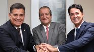 Coronel Meira, Valdemar Costa Neto e Anderson Ferreira sorriem segurando a mão um do outro