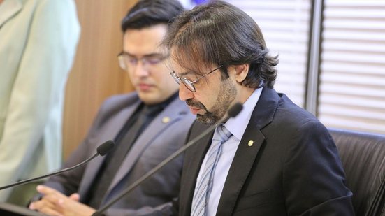 Diogo Moraes falando em microfone