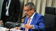 Deputado Dr. Hiran fala em microfone sentado