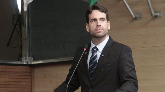 Eduardo Moura na tribuna da Câmara Municipal do Recife