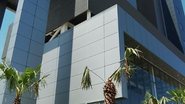 Parte externa de prédio com estilo moderno em cores branco e cinza