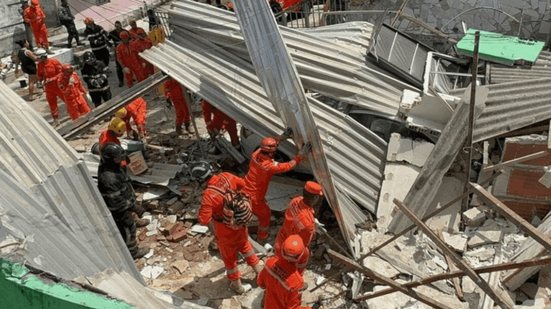 Escombros com bombeiros ao redor
