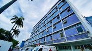Visão do prédio do Imip de baixo para cima, ao lado ambulâncias