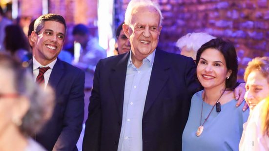 Jarbas Filho, Jarbas Vasconcelos e Priscila Krause lado a lado sorrindo.