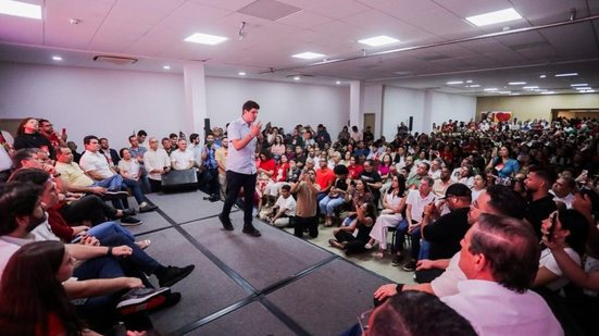 João Campos discursa em evento do Solidariedade