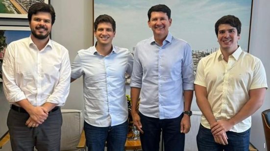 Fernando Filho, João Campos, Simão Durando e Antonio Coelho; todos em pé lado a lado e sorrindo
