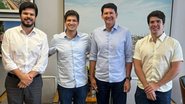 Fernando Filho, João Campos, Simão Durando e Antonio Coelho; todos em pé lado a lado e sorrindo