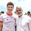 João Campos e Humberto Costa sorriem, ao fundo diversas pessoas