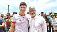 João Campos e Humberto Costa sorriem, ao fundo diversas pessoas