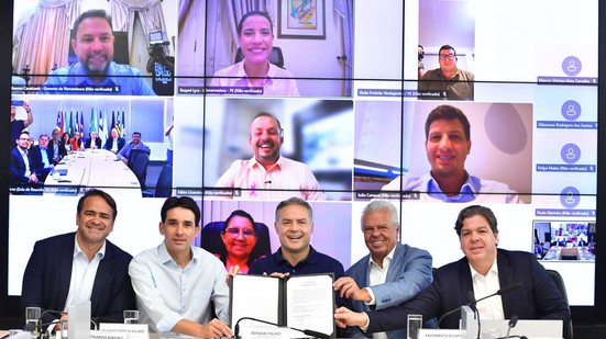 Silvio Costa Filho, Renan Filho e outros seguram documento enquanto ao fundo estão um mosaico com várias câmeras ligadas, então João Campos, Raquel Lyra e outros