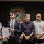 João Campos segura documento ao lado de Victor Marques e outros 3 homens brancos. Ao fundo logo da Polícia Federal