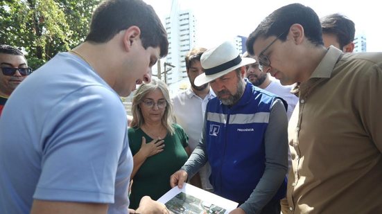 João Campos e Victor Marques olham planta da obra
