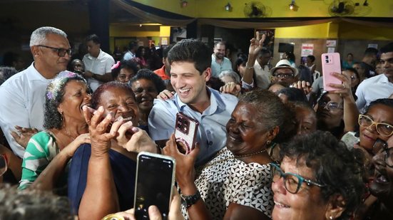 João Campos rodeado de senhoras tirando selfies