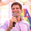 João Campos sorri com microfone na mão