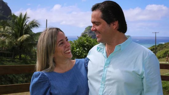 Imagem mostra Juliana Andrade Pimentel e Plínio Pimentel, em 2018, em Fernando de Noronha.