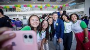 Lula Cabral tira selfie com meninas jovens com farda verde