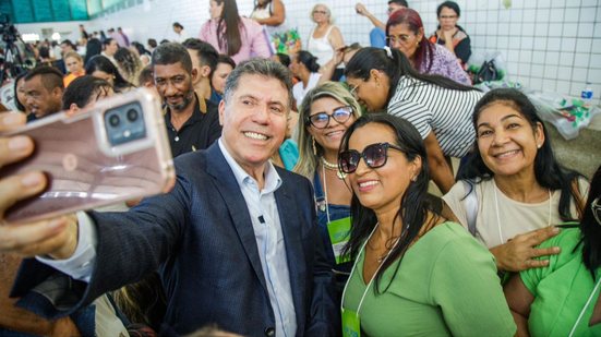 Lula Cabral tirando selfie com mulheres