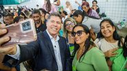 Lula Cabral tirando selfie com mulheres