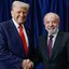 Lula e Trump apertando as mãos e sorrindo