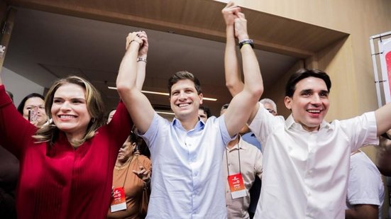Chegada de Silvio Costa Filho e Marília Arraes em evento do Solidariedade