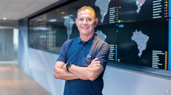 Paulo Magnus, CEO da MV, sorrindo de braços cruzados