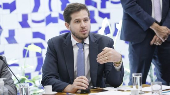 Imagem Licença-paternidade será votada em novembro e poderá chegar a 30 dias até 2031, prevê relatório de Pedro Campos