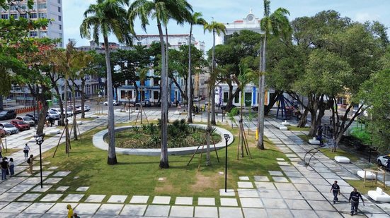 Praça do Arsenal vista de frente, com coqueiros no centro
