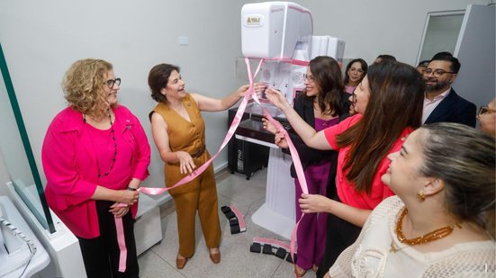 Priscila Krause desfazendo laço que envovle o mamógrafo
