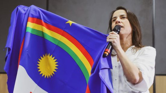 Raquel Lyra segura bandeira de Pernambuco