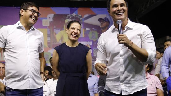 Raquel Lyra, Diego Cabral falam no palco