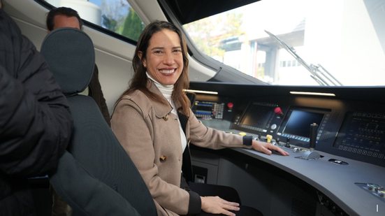 Raquel Lyra visita fábrica de trem na China