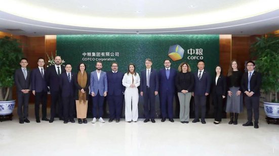 Raquel Lyra, sua comitiva e empresários chineses.