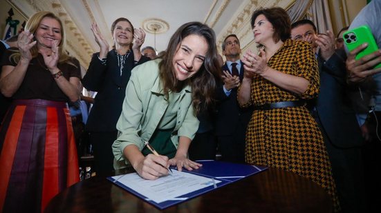 Raquel Lyra assinando documento