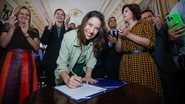 Raquel Lyra assinando documento