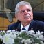 Ricardo Paes Barreto, de terno, olha para o lado