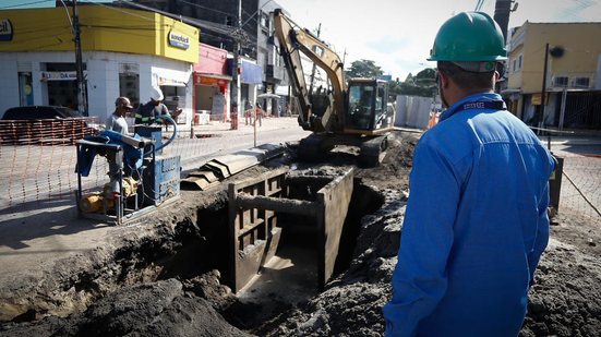 Trabalhador da compesa em obra da rua da paz