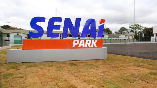 Estrutura 3D escrito Senai Park em cima de concreto