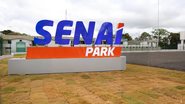 Estrutura 3D escrito Senai Park em cima de concreto